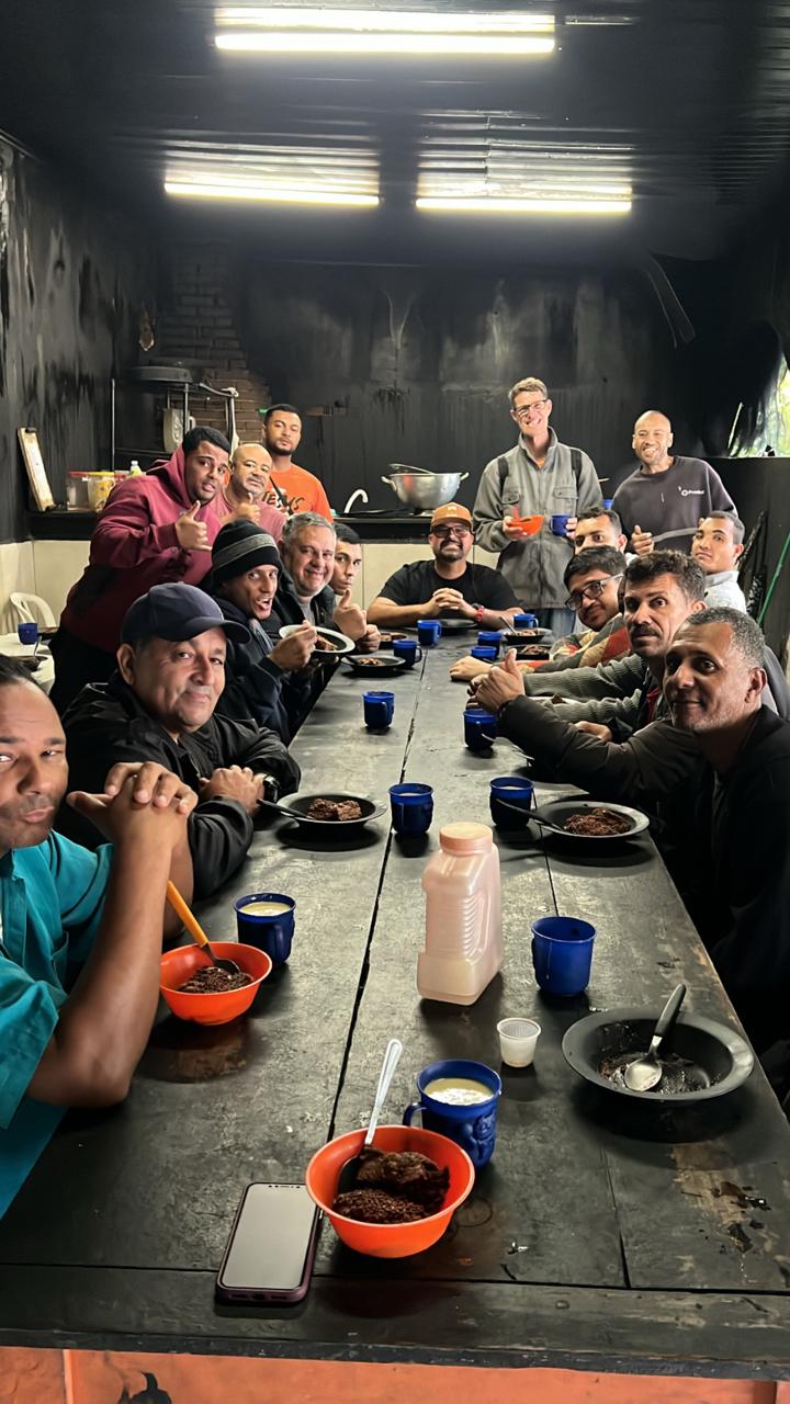 Refeição compartilhada à mesa.