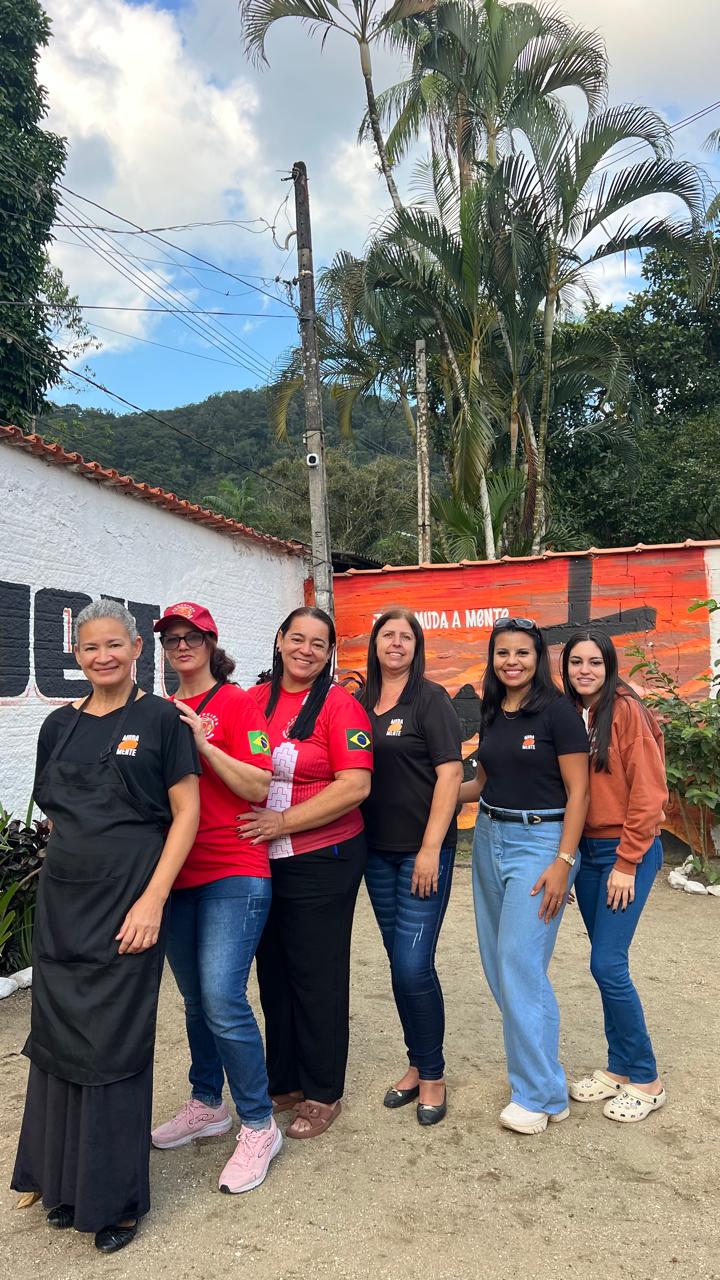 Grupo reunido no pátio.